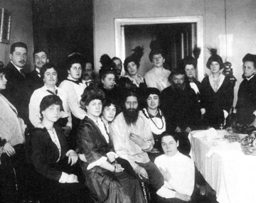 Rasputin i&nbsp;jego wyznawcy w&nbsp;1914&nbsp;r., Anna Wyrubowa stoi czwarta od&nbsp;lewej