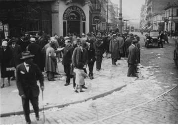 Warszawa W latach 30. Warszawa była siódmym pod względem liczby ludności miastem Europy. Wyprzedzała m.in. Rzym i Madryt. W Europie Środkowo-Wschodniej była to druga największa metropolia po Wiedniu. W Warszawie żyła druga co do wielkości społeczność żydowska na świecie. Więcej Żydów mieszkało tylko w Nowym Jorku. Po wojnie odbudowa miasta trwała całe dekady. Przedwojenną liczbę ludności stolica osiągnęła dopiero na przełomie lat 60. i 70. Liczba ludności w 1939 r.: 1,289 mln, obecnie: 1,754 mln. Na zdjęciu: Ulica Nowy Świat u zbiegu z alejami Jerozolimskimi.