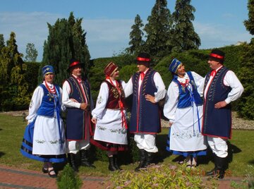 Zesp&oacute;ł Folklorystyczny "Snutki" w&nbsp;strojach kaszubskich