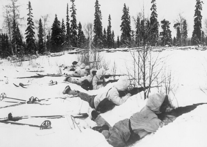 Fińscy żołnierze na pozycjach obronnych w trakcie wojny zimowej.