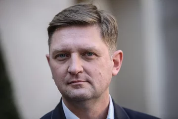 W lipcu nowym kandydatem SLD na prezydenta Warszawy został były polityk Ruchu Palikota, Andrzej Rozenek. Decyzja władz partii nie przypadła jednak wszystkim do gustu. Krytycznie do nowego kandydata odniósł się były premier Leszek Miller. 