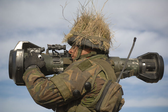 Żołnierz strzelający z NLAW. Zdjęcie ilustracyjne