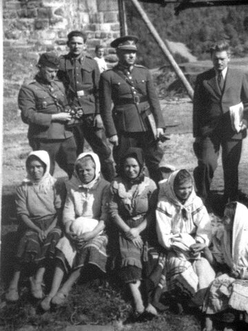 Słowaccy żołnierze w&nbsp;Komańczy (1939), w&nbsp;środku Ferdinand Čatlo&scaron;