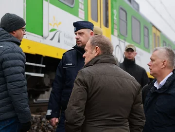 Premier Donald Tusk podczas wizyty na trasie kolejowej Warszawa-Lublin, gdzie doszło do aktu dywersji Premier Donald Tusk podczas wizyty na trasie kolejowej Warszawa-Lublin, gdzie doszło do aktu dywersji, listopad 2025 r.