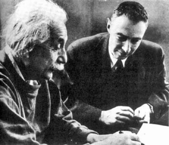 Albert Einstein and Robert Oppenheimer, około 1950 rok