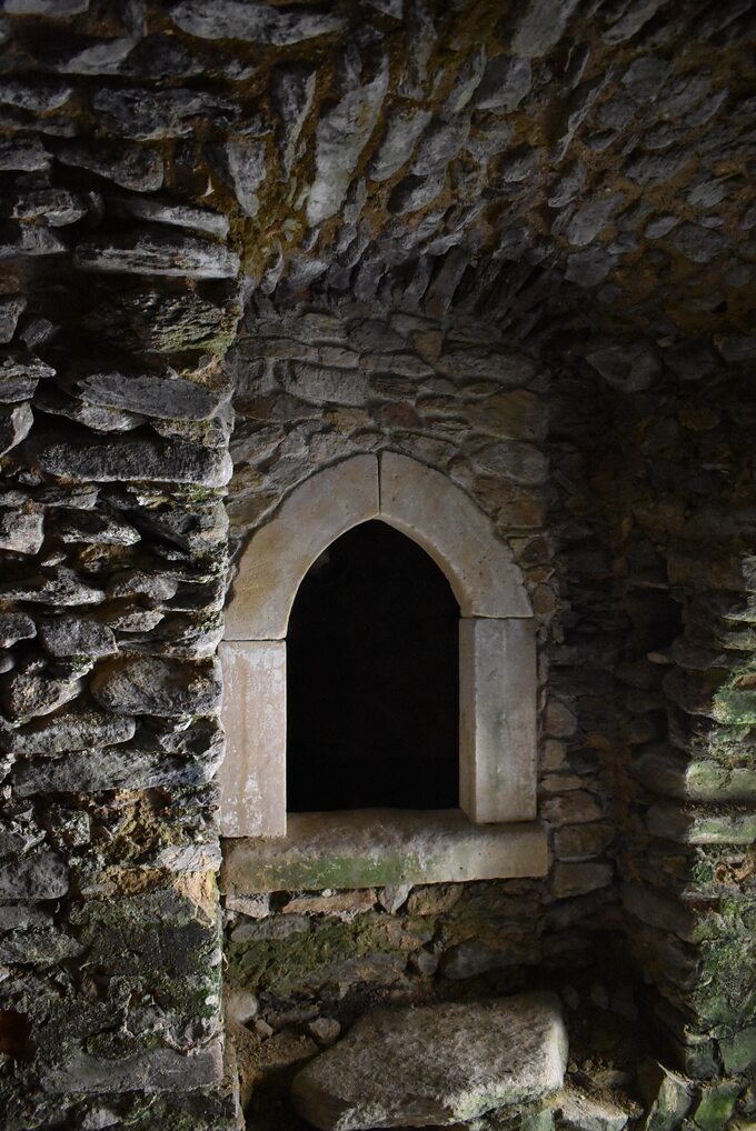 Zamek Miecz - wnętrze zamku z odtworzoną kamieniarką