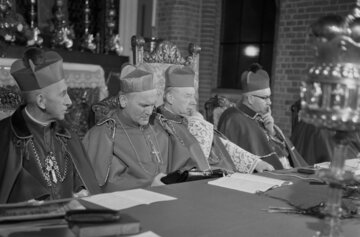 Wrocław, rok 1970. Od&nbsp;lewej: arcybiskup poznański Antoni Baraniak, arcybiskup krakowski kardynał Karol Wojtyła, prymas Polski kardynał Stefan Wyszyński, administrator archidiecezji wrocławskiej arcybiskup Bolesław Kominek