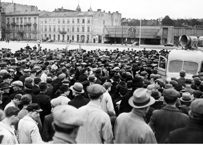Mieszkańcy Warszawy słuchają przemówienia ministra spraw zagranicznych Józefa Becka w Sejmie transmitowanego przez głośniki radiowe. 5 maja 1939 r.