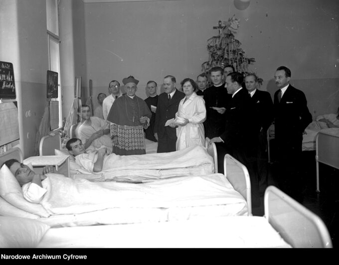 Arcybiskup metropolita krakowski Adam Sapieha dzieli się opłatkiem z chorymi spędzającymi święta Bożego Narodzenia w szpitalu,1937 rok