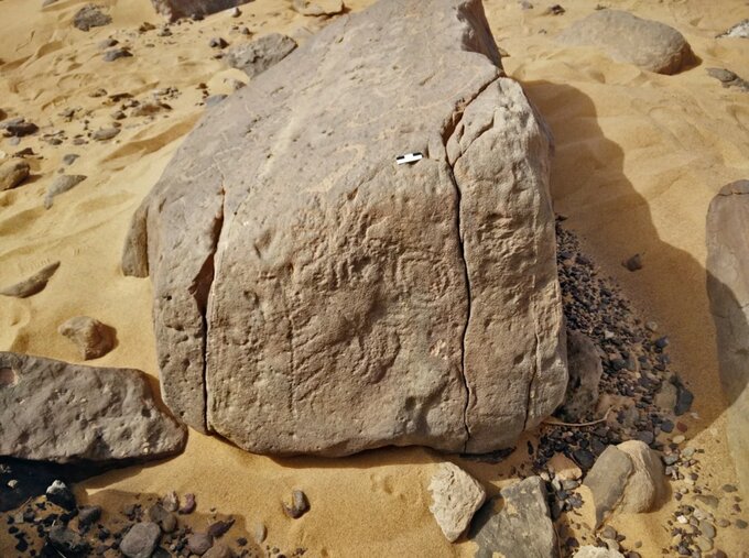 Monumentalna tablica z nazwą miejscowości Wadi el Malik i hieroglifem z okresu predynastycznego