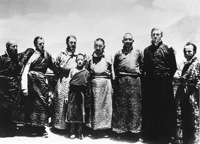Ernst Schafer (trzeci od lewej) w Tybecie, 1939 rok