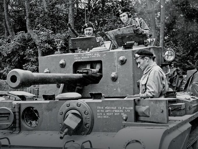 Generał Stanisław Maczek w lewej wieżyczce cromwella – czołgu dowodzenia 1. Dywizji Pancernej