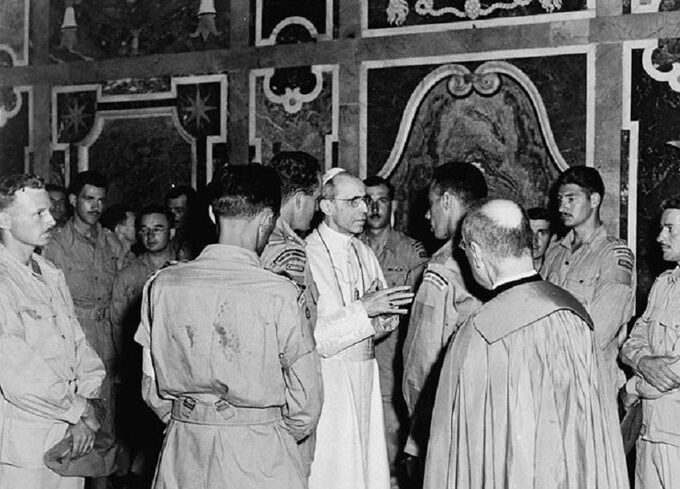 Brytyjscy żołnierze podczas spotkania z Piusem XII tuż po wyzwoleniu Rzymu.