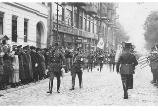 Uroczystość wręczenia sztandaru pułkowi garnizonowemu wojsk wielkopolskich. Defilada pod&nbsp;dow&oacute;dctwem kapitana Piekuckiego. 1919&nbsp;r.