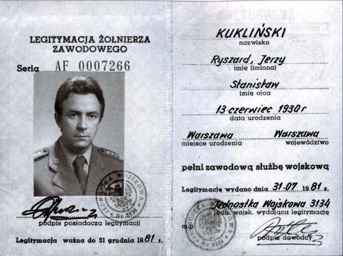 11 II 2004 roku zmarł płk Ryszard Kukliński, oficer Sztabu Generalnego LWP, który przekazał CIA wiele ściśle tajnych dokumentów Układu Warszawskiego.