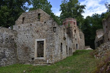 Zamek Miecz -&nbsp;dziedziniec z&nbsp;odbudowaną basztą nad kaplicą