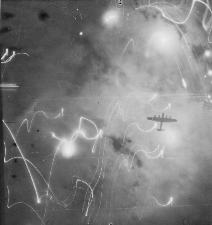 Bombowiec Avro Lancaster nad płonącym Hamburgiem 30/31 stycznia 1943