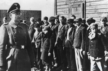 Apel w&nbsp;obozie dla&nbsp;dzieci przy ul. Przemysłowej w&nbsp;Łodzi. Na&nbsp;zdjęciu komendant obozu, Friedrich Camillo Ehrlich