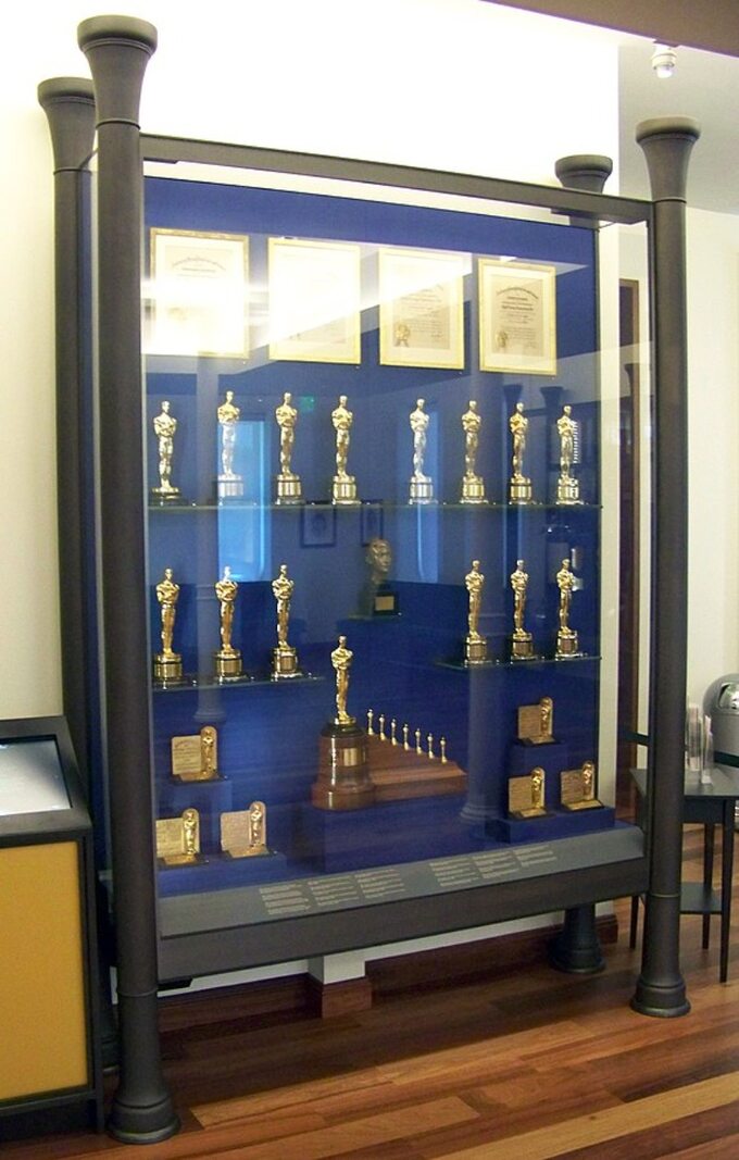Statuetki Oscara należące do Walta Disneya. Widoczny Oscar i siedem małych oscarów za film "Królewna Śnieżka"