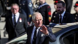 Miniatura: Karol III przed swoim orędziem poprowadził...