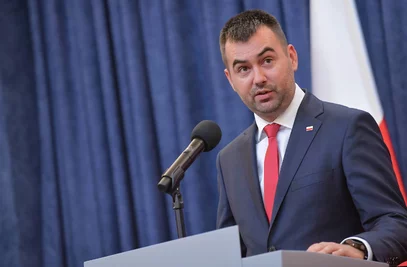 Miniatura: Podsłuchy, lewe dyplomy i posady dla żony....