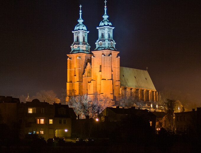 Katedra w Gnieźnie nocą.