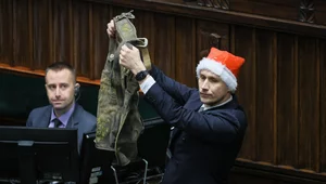 Miniatura: Poseł Konfederacji dał prezent premierowi....