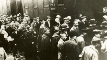 Więźniowie z&nbsp;pierwszego transportu Polak&oacute;w do&nbsp;KL Auschwitz na&nbsp;dworcu kolejowym w&nbsp;Tarnowie