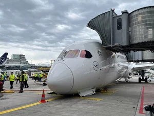 Miniatura: Boeing Lufthansy runął na płytę lotniska....