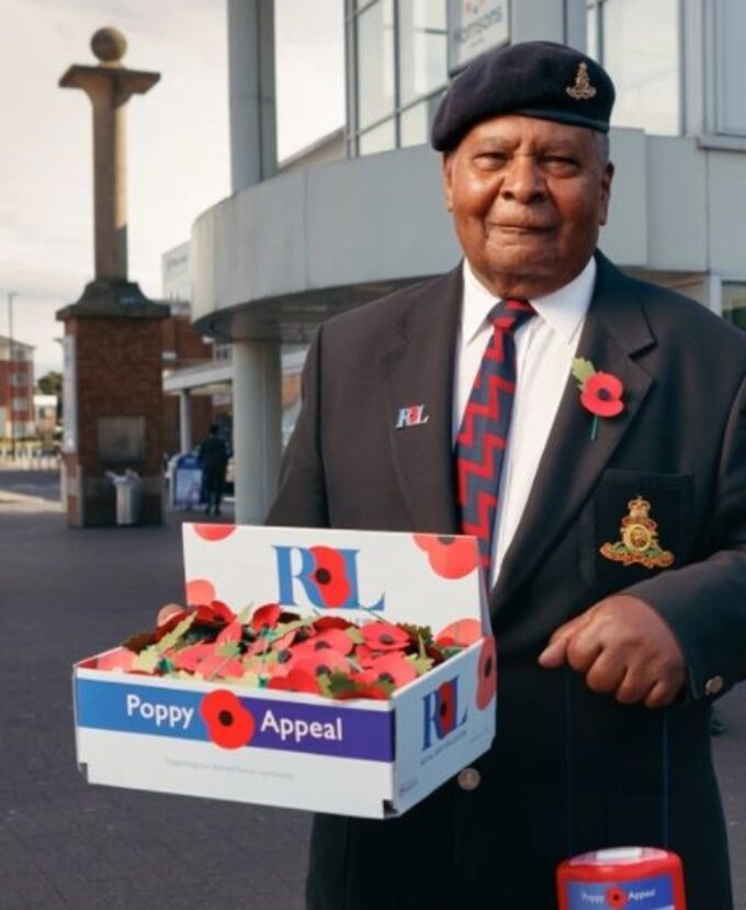 Kombatant z organizacji British Legion sprzedaje charytatywnie symboliczne maki w Dzień Pamięci (maki w wersji brytyjskiej)