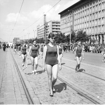 Kobiety w strojach gimnastycznych, Święto Pracy 1961 r. w Warszawie 