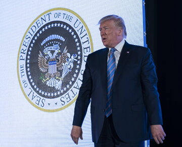 Donald Trump podczas przem&oacute;wienia w&nbsp;Waszyngtonie na&nbsp;tle fałszywej pieczęci