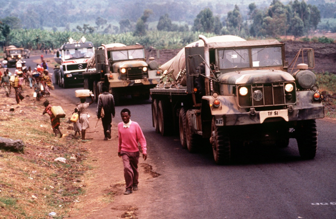 Konwój z wodą dla uchodźców z Rwandy. Zair, sierpień 1994