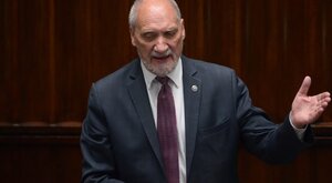 Miniatura: Macierewicz nie chciał zejść z mównicy....