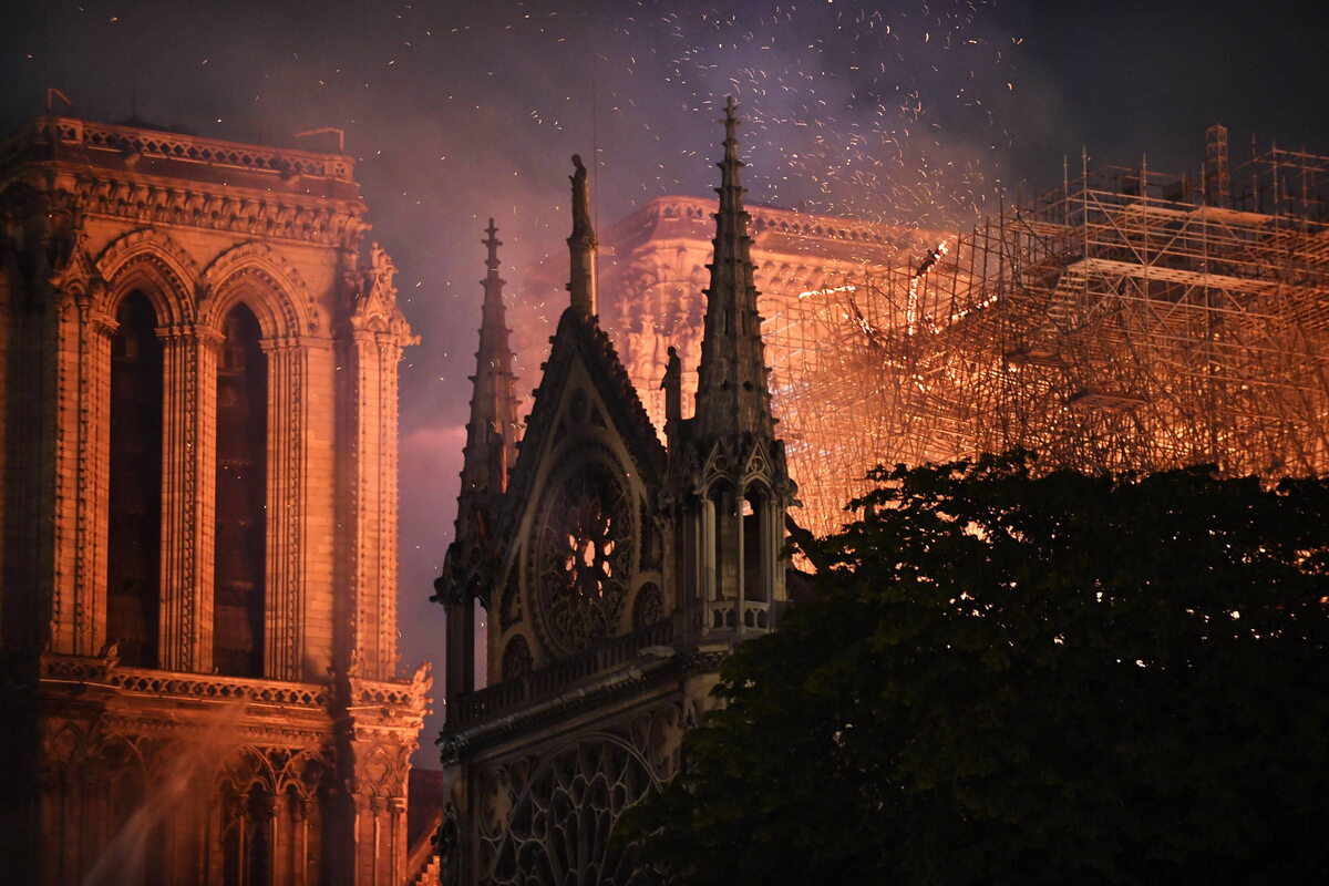 Płonąca katedra Notre-Dame 