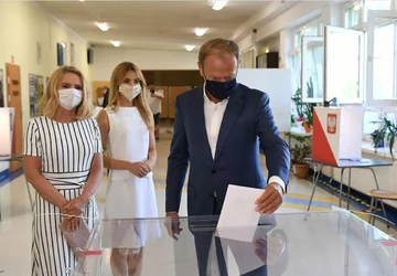 Donald Tusk z żoną i córką w Obwodowej Komisji Wyborczej w Szkole Podstawowej nr 8 im. Jana Matejki przy ul. Józefa Golca w Sopocie 