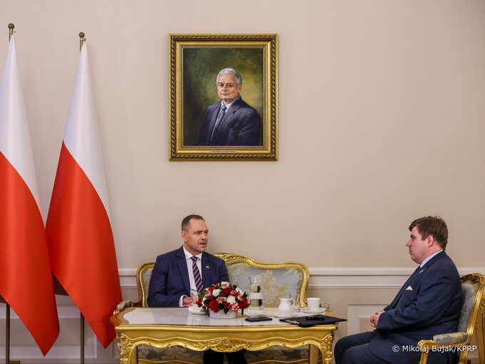 Prezydent RP Karol Nawrocki i&nbsp;red. naczelny DoRzeczy.pl Karol Gac