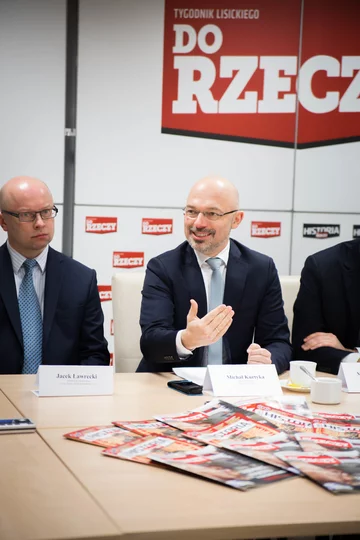Wiceminister energii Michał Kurtyka oraz Jacek Ławrecki - dyrektor ds. komunikacji Fortum Power and Heat Polska sp. z o.o. O przyszłości elektromobilności w Polsce w redakcji „Do Rzeczy” dyskutowali (od prawej): prof. Mirosław Siergiejczyk oraz prof. Włodzimierz Choromański z Politechniki Warszawskiej, prezes Instytutu Jagiellońskiego Marcin Roszkowski, wiceminister energii Michał Kurtyka, dyrektor ds. komunikacji Fortum Power and Heat Polska sp. z o.o. Jacek Ławrecki oraz główny specjalista ds. infrastruktury e-mobility w firmie Enspirion z Grupy Energa Andrzej Szady, a także Piotr Gabryel i Jacek Przybylski z tygodnika „Do Rzeczy”
