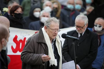 Redaktor naczelny "Gazety Wyborczej" Adam Michnik i aktor Andrzej Seweryn podczas uroczystości pogrzebowych Jana Lityńskiego 