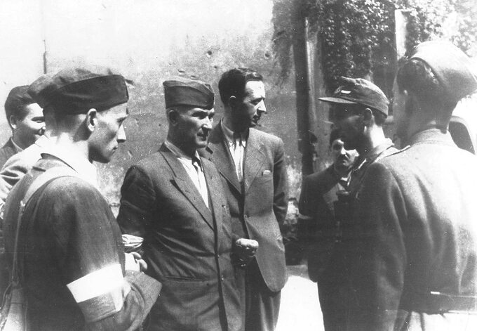 Antoni Chruściel "Monter"  „Monter” (pośrodku, w furażerce), komendant Okręgu Warszawskiego AK, wraz oficerami BIP.