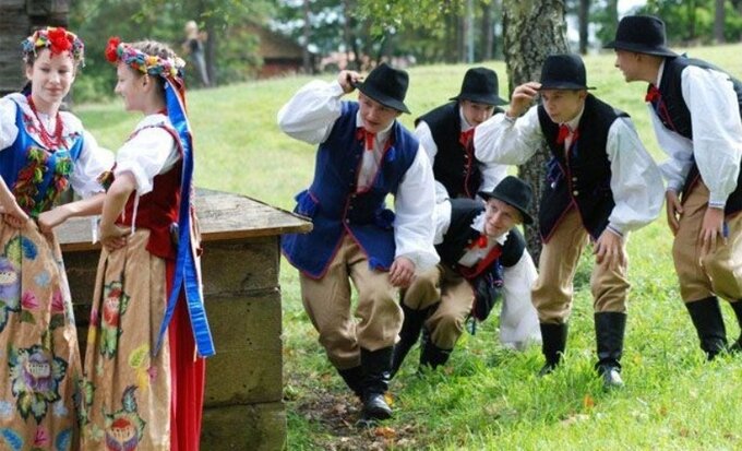 Zespół Pieśni i Tańca "Ełk" w stroju rozbarsko-bytomskim