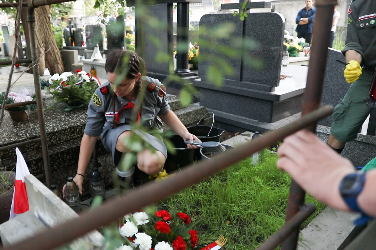 Premier Mateusz Morawiecki z harcerzami na grobach Powstańców Warszawskich 