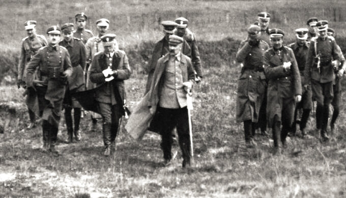 Piłsudski ze sztabem, wiosna 1920 r.