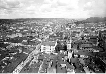 Lwów Do początku XX wieku Lwów był drugim największym polskim miastem. W II RP był trzeci pod względem liczby ludności. Obecnie również tylko dwa polskie miasta są większe od Lwowa. Liczba ludności w 1939 r.: 318 tys., obecnie: 729 tys.