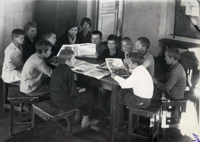 Koło młodych ateistów w szkole specjalnej nr 11 w mieście Murom. Lata 30. XX wieku.