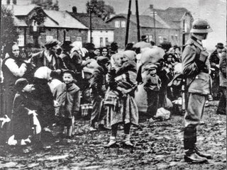 Mieszkańcy jednej z&nbsp;wiosek Zamojszczyzny podczas wysiedlenia