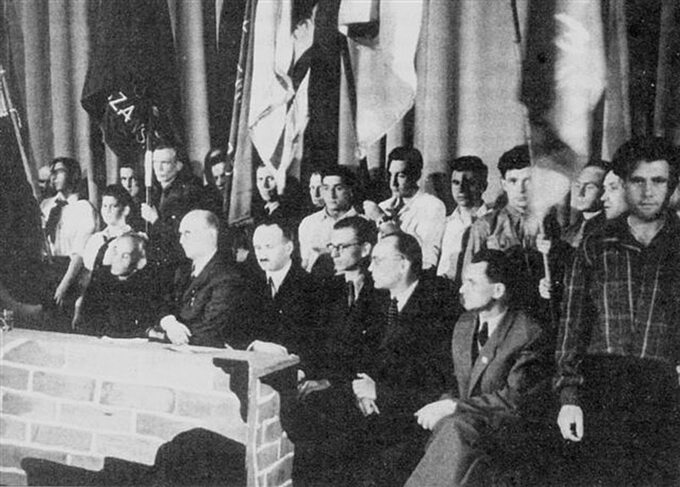 Działacze Żegoty podczas obchodów trzeciej rocznicy powstania w getcie warszawskim, kwiecień 1946