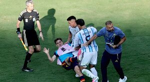 Miniatura: Bójka na koniec mundialu. Uderzył...