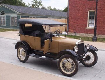 Ford model T &ndash; pierwszy samoch&oacute;d produkowany przy użyciu ruchomej taśmy produkcyjnej.