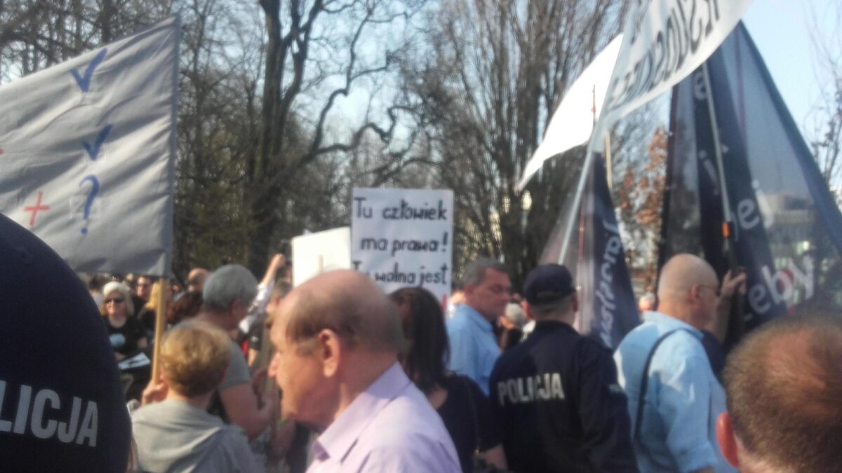 Protesty w trakcie uroczystości odsłonięcia pomnika ofiar tragedii smoleńskiej w Warszawie 